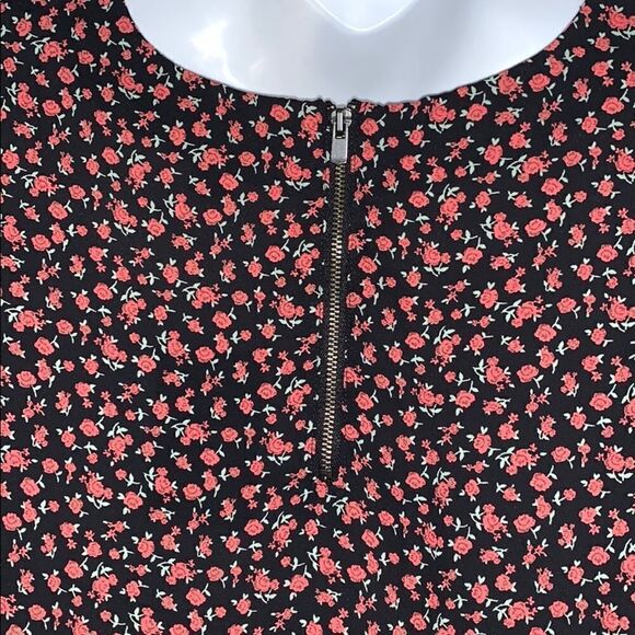 FOREVER21 Black And Red Floral Top- M NWT - Picture 3 of 4